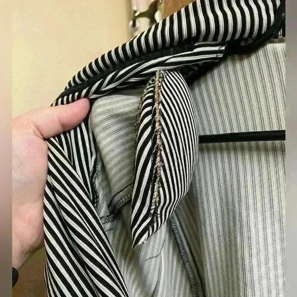 Black and white stripe blazer with shoulder pads very stretchy size medium - Picture 6 of 9